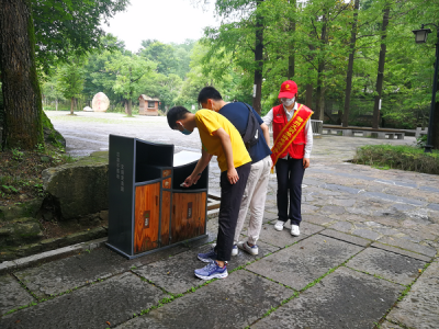 济南三亚岛旅游区特勤队副队长刘佳楠规劝游客文明出行